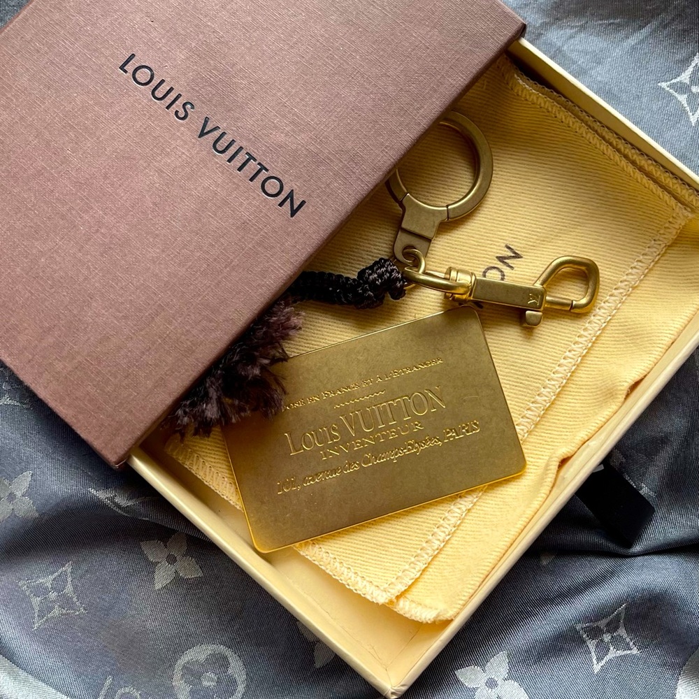 Louis Vuitton Key Ring from Champs-Élysées comes with a dust bag.